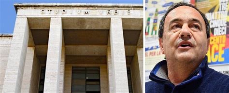 I Docenti Della Sapienza Con Mimmo Lucano Il Questore Di Roma Vieta