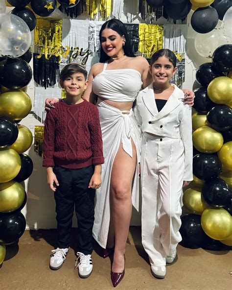 Estefanía De La Cruz | New YEAR 2025 🥂💋 | Instagram