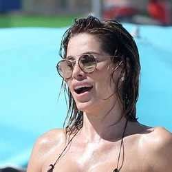 Aida Yespica In A Brown And Gold Bikini On The Beach In Miami 01 02 2023 Celebrity Wiki