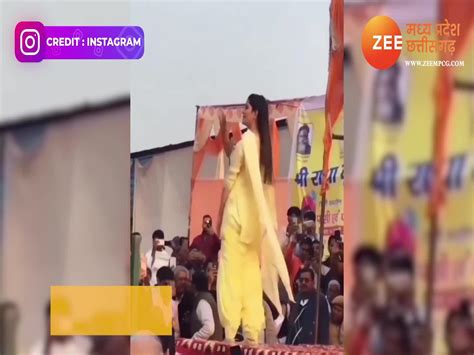 Haryanvi Dance Sapna Choudhary Dhamaal Danced On Stage In A Yellow Suit Gajaban Pani Le Chali