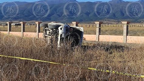 Vuelca familia en la carretera a San Antonio el conductor perdió la vida