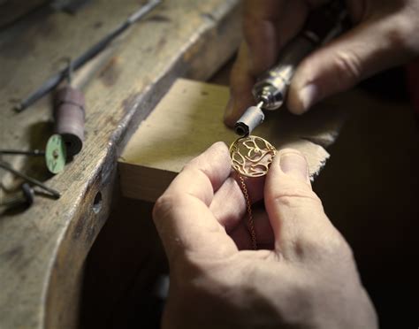 Fabrication bijou sur mesure Gemografic à l atelier de bijouterie