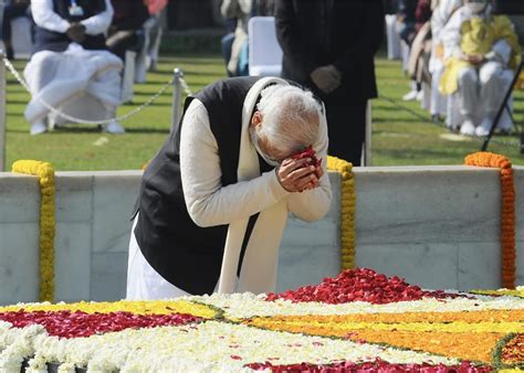 Prez Kovind Pm Modi Rahul Gandhi Pay Tribute To Mahatma Gandhi At Raj