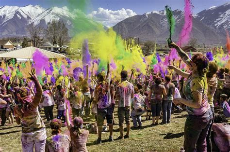 1920px-A_celebration_of_Holi_Festival_of_Colors,_Utah_United_States_2013 – EVERYTHiNG SOULFuL