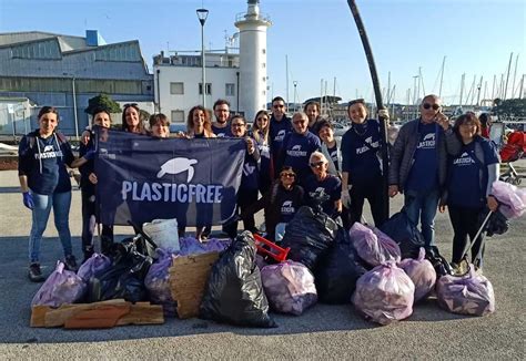 Viareggio Lotta Per Lambiente Ripuliti Gli Scogli Del Molo