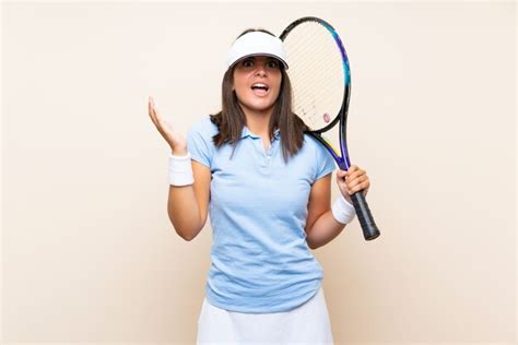 Mujer Joven Jugando Tenis Sobre Pared Aislada Con Expresi N Facial