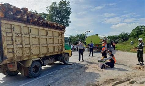 Razia Kendaraan ODOL Di Jalan Pangkalan Bun Kotawaringin Lama 161 Truk