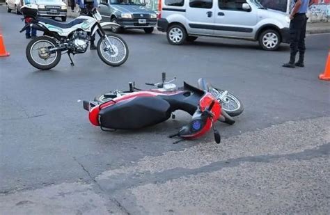 Muere motociclista tras atropellar a un peatón