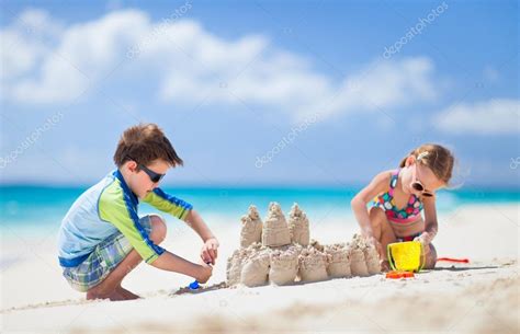 Duas Crian As Brincando Na Praia Fotografias De Stock Shalamov