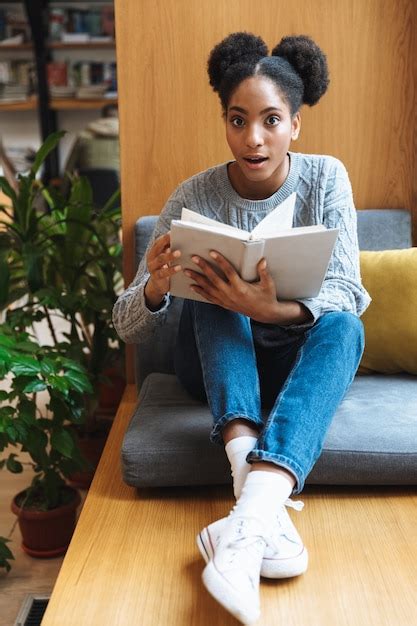 Feliz Jovem Estudante Africana Estudando Na Biblioteca Lendo Um Livro