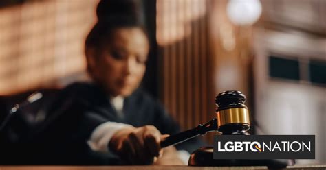 Profesora gay gana 90 000 dólares después de que la escuela la castigara por apoyar a niños LGBTQ