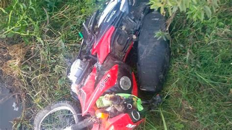 Un Motociclista Cayó A Un Arroyo Desde Un Puente Y Sufrió Doble