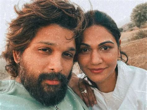 Allu Arjun Gives A Tight Hug To His Wife Sneha Reddy See Pic Telugu