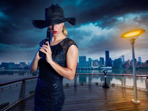Fille Sexy Blonde Avec Le Style De Bandit De Pistolet De Pistolet Image Stock Image Du