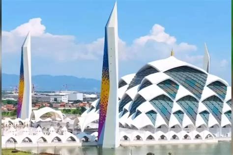 Mampu Menampung 30 000 Pengunjung Masjid Al Jabbar Jadi Masjid