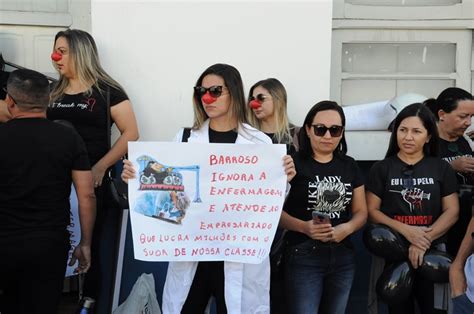 Protesto da enfermagem reúne dezenas de profissionais e paralisa centro