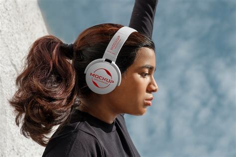 Premium PSD Side View Woman Wearing Headphones