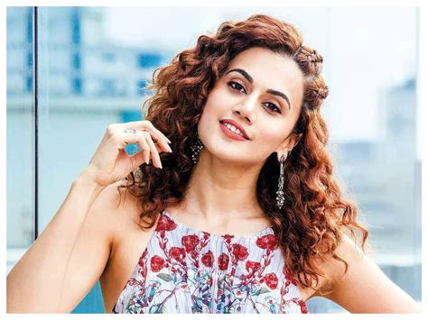 Taapsee Pannu S Amusing Journey To Dunki With Director Rajkumar