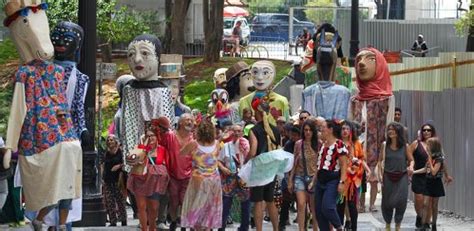 Bloco dos Bonecões arrasta famílias e artistas no centro de São Paulo