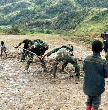 Bersama Warga Prajurit Kostrad Siap Operasionalkan Bandara Di