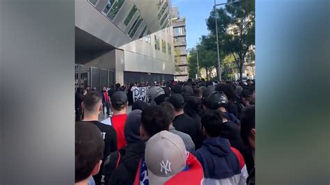 Lionel Messi No Seguir En El Psg Los Ultras Se Autoconvocaron En La