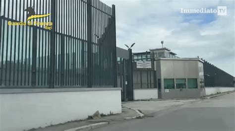 Carcere Foggia Nei Sacchi Dei Rifiuti Cellulari Droga E Un Coltello