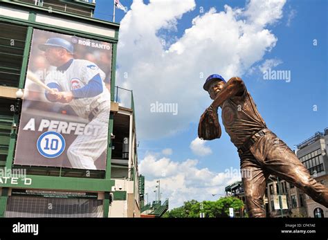 Ron santo statue hi-res stock photography and images - Alamy