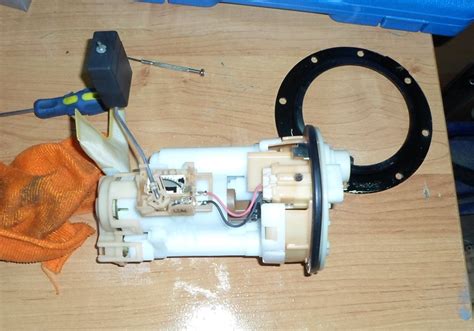 Замена топливного фильтра — Toyota Corolla Fielder (E120), 1,5 л, 2002 ...