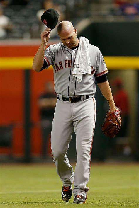 Tim Hudson homers in Giants win; Brandon Crawford hurt