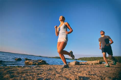 Glückliches paar training für den marathon Kostenlose Foto