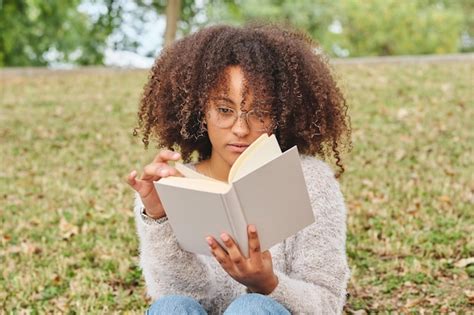 Mujer Afroamericana Enfocada Con Peinado Afro Sentada En La Hierba Y