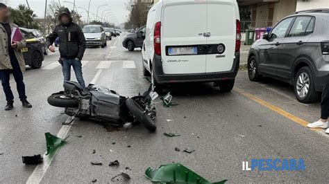 Perde Il Controllo Dello Scooter A Causa Di Un Tombino Slivellato E