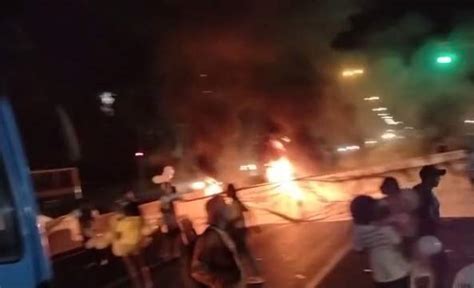 VÍDEO Manifestantes colocam fogo em pneus e fecham pista em Viana