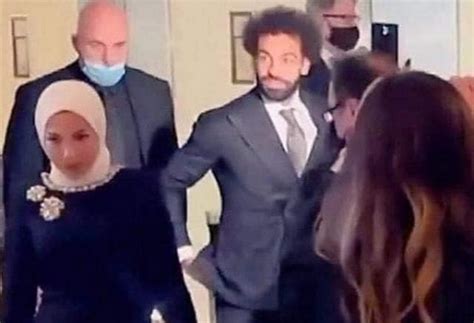 سر تسلم زوجة محمد صلاح جائزة القدم الذهبية رغم وجوده رياضة