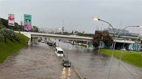 Fuertes Lluvias Y R Fagas De Viento Causaron Retraso Vehicular En Caracas