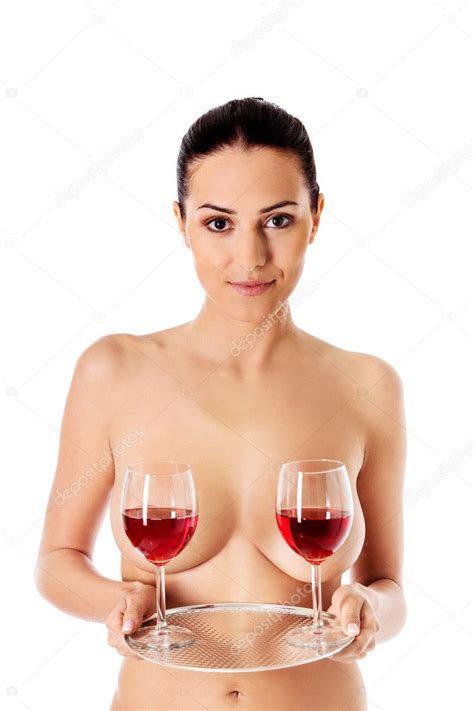 Mujer desnuda con copas de vino aisladas en blanco fotografía de