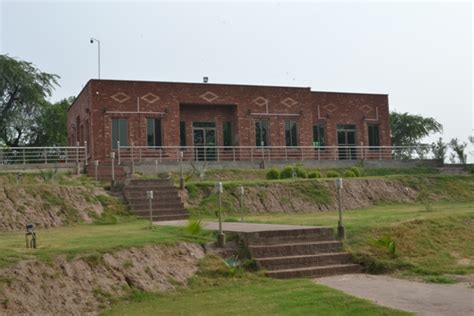 Hiran Minar & Tank | Tourism, Archaeology and Museums Department