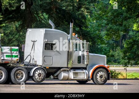 Industrial White Low Cab Profile Big Rig Bonnet Semi Truck With Chrome