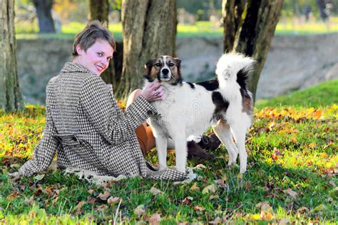 Muchacha Con Un Perro En La Madera Imagen De Archivo Imagen De Joven