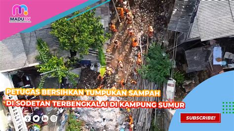 Petugas Bersihkan Tumpukan Sampah Di Sodetan Terbengkalai Di Kampung Sumur