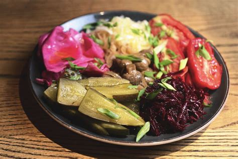 Prato Picles Tomate Pimenta De Caiena Cogumelos E Salada De Repolho