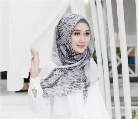 Hot Sexy Dian Pelangi Bikini Pics