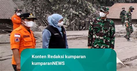 Foto Khofifah Tinjau Kerusakan Rumah Warga Akibat Erupsi Gunung Semeru