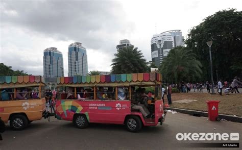 Kereta Wisata Kendaraan Untuk Mengantar Pengunjung Ke Tugu Monas