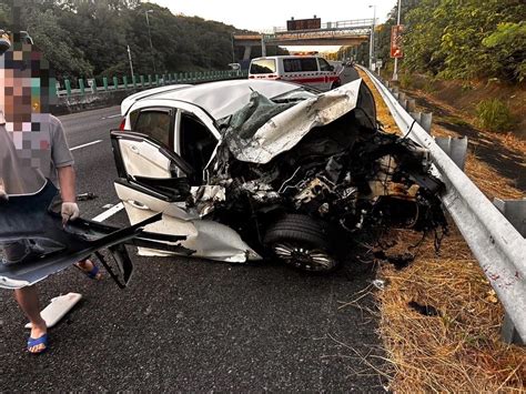 快訊國3台中沙鹿段多車嚴重追尾！轎車撞槽車「車頭全毀」命危乘客救回