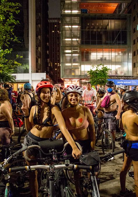 Na avenida Paulista em São Paulo ciclistas ficam nus em protesto