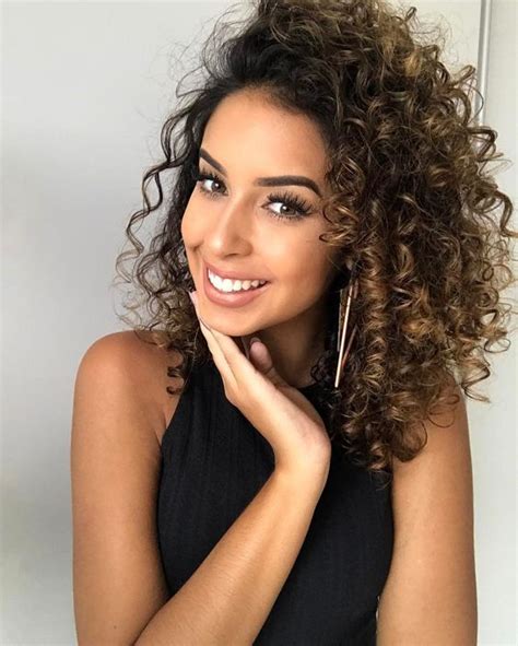 Cabelo cacheado médio fotos e tutorais que vão te ajudar a aderir o estilo