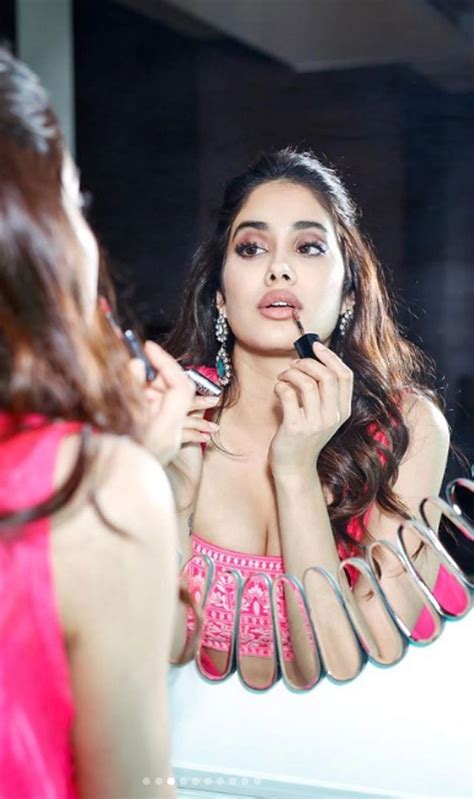 Janhvi Kapoor Looks Beautiful In Pink Dress During Promotion Of Mili जान्हवी कपूर ने मिली का