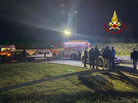 Auto Contro Palo Della Luce A Rigali Di Gualdo Tadino UmbriaON