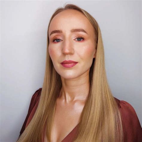 23 Dewy Skin Makeup Ideas For A Healthy Spring Glow